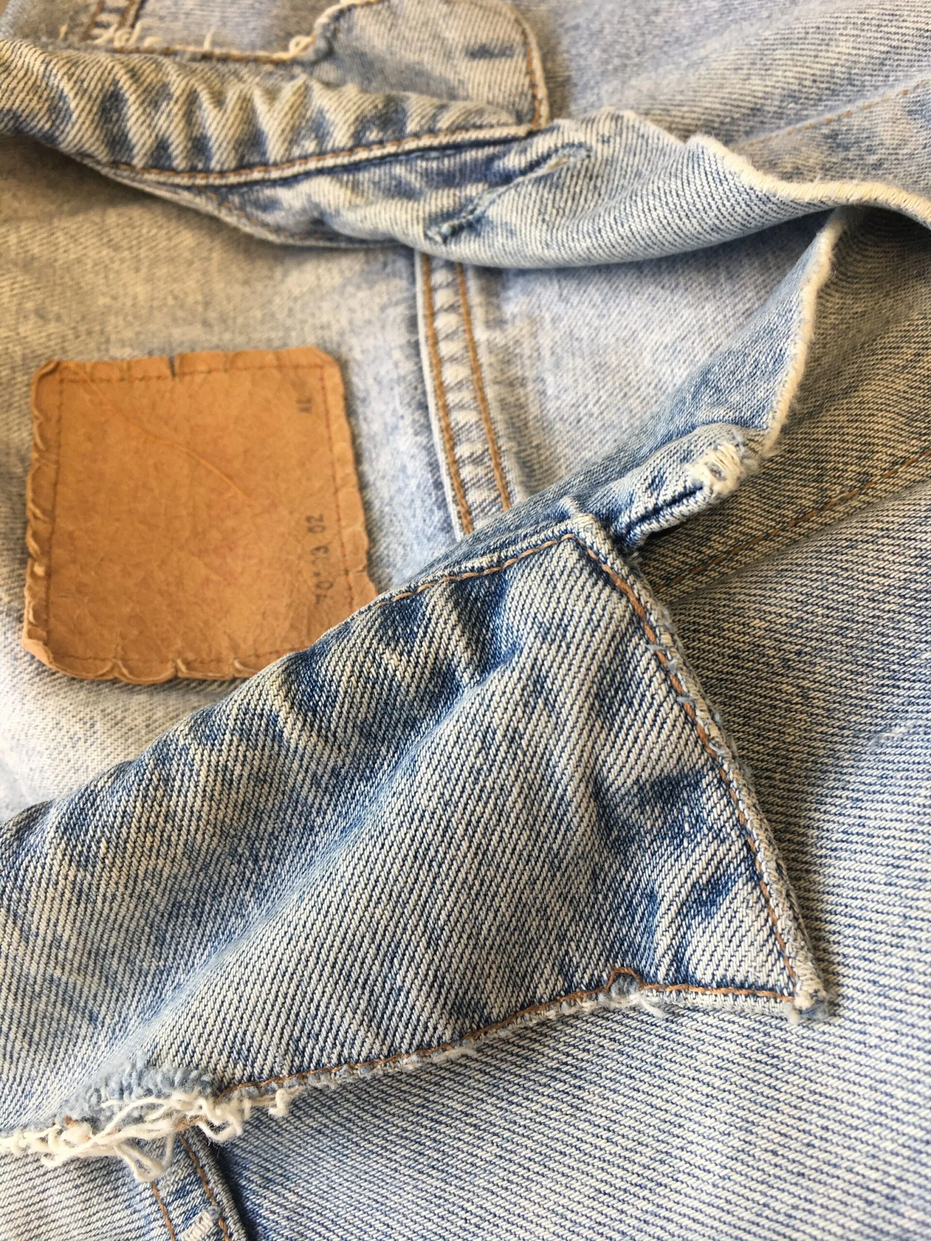 Vintage 1980s Levis XL Stonewashed Blue Denim Jacket Distressed Look XL